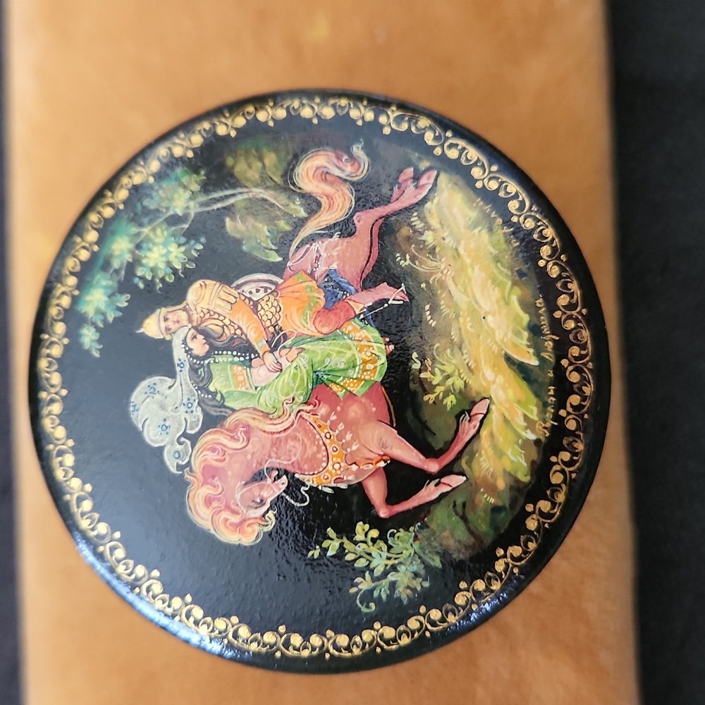 COPY - VINTAGE RUSSIAN FOLK ARTIST WOODEN HAND PAINTED TRINKET BOX.